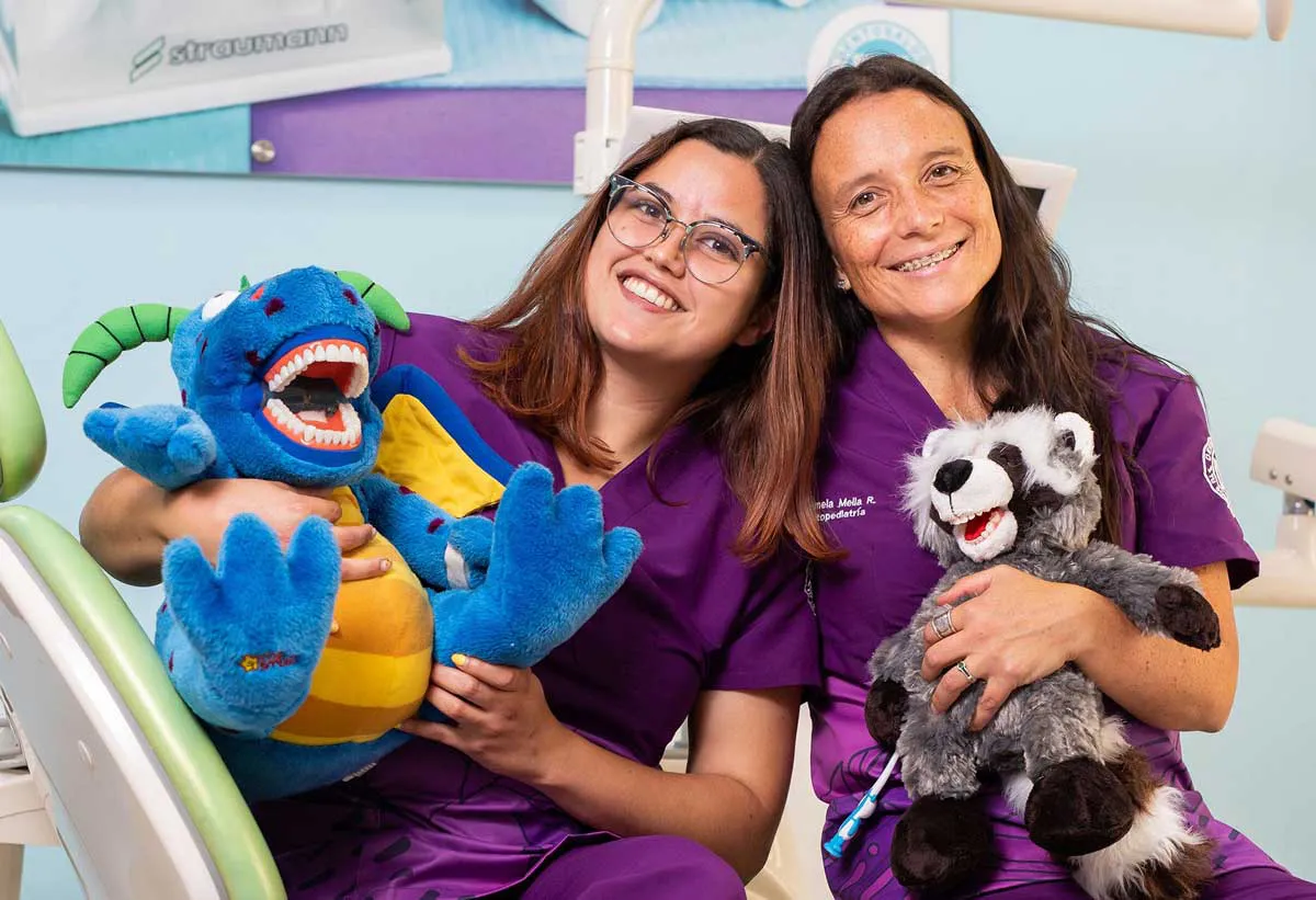 Odontopediatras de Dentosalud con peluches de la Patrulla Anticaries